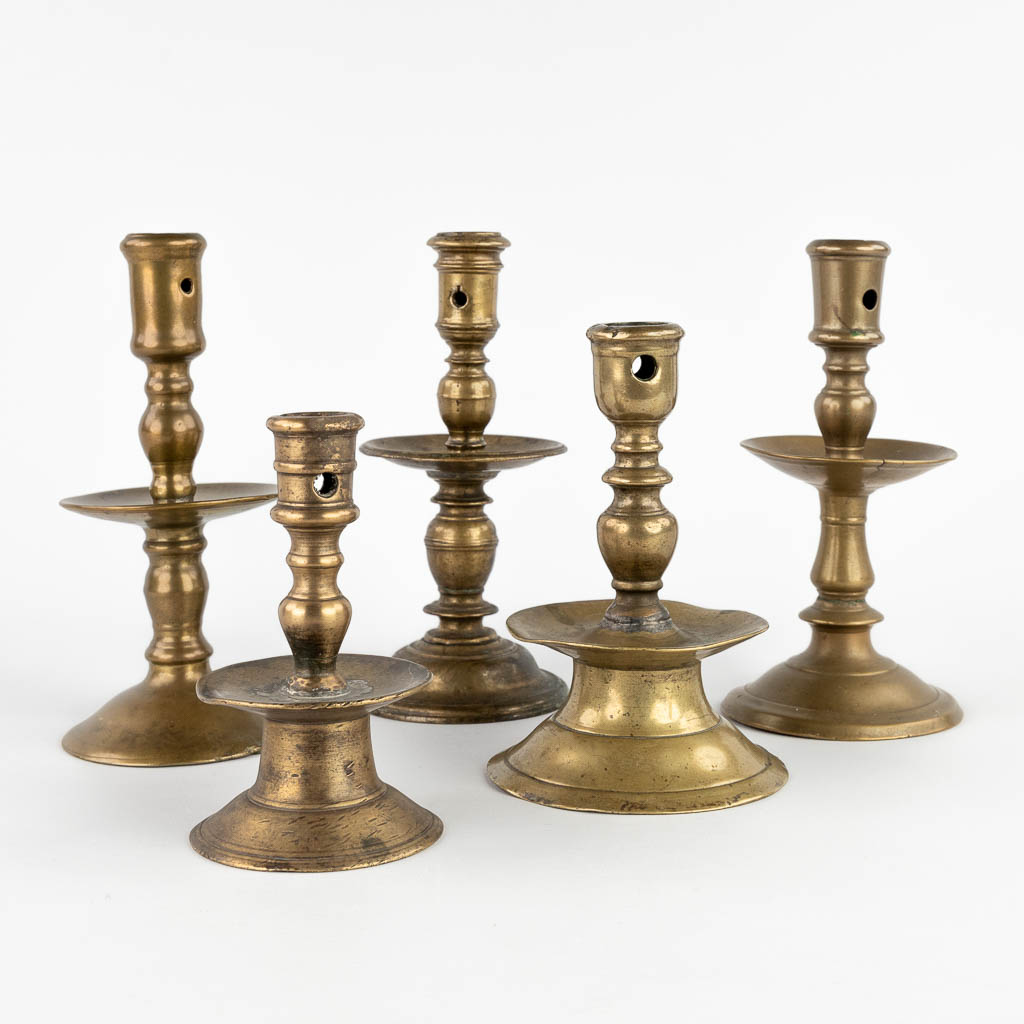 Vijf Vlaamse Schijfkandelaars, 17de/18de eeuw. (H:20 x D:9 cm) (H:20 cm)