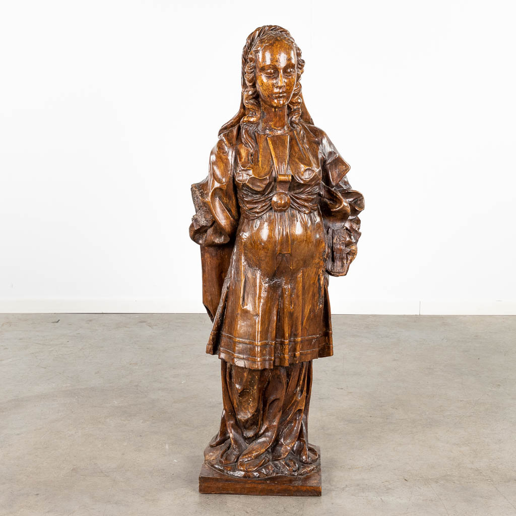 Een antieke houtsculptuur, figuur van een edeldame. 17de/18de eeuw. (L:30 x W:53 x H:123 cm)