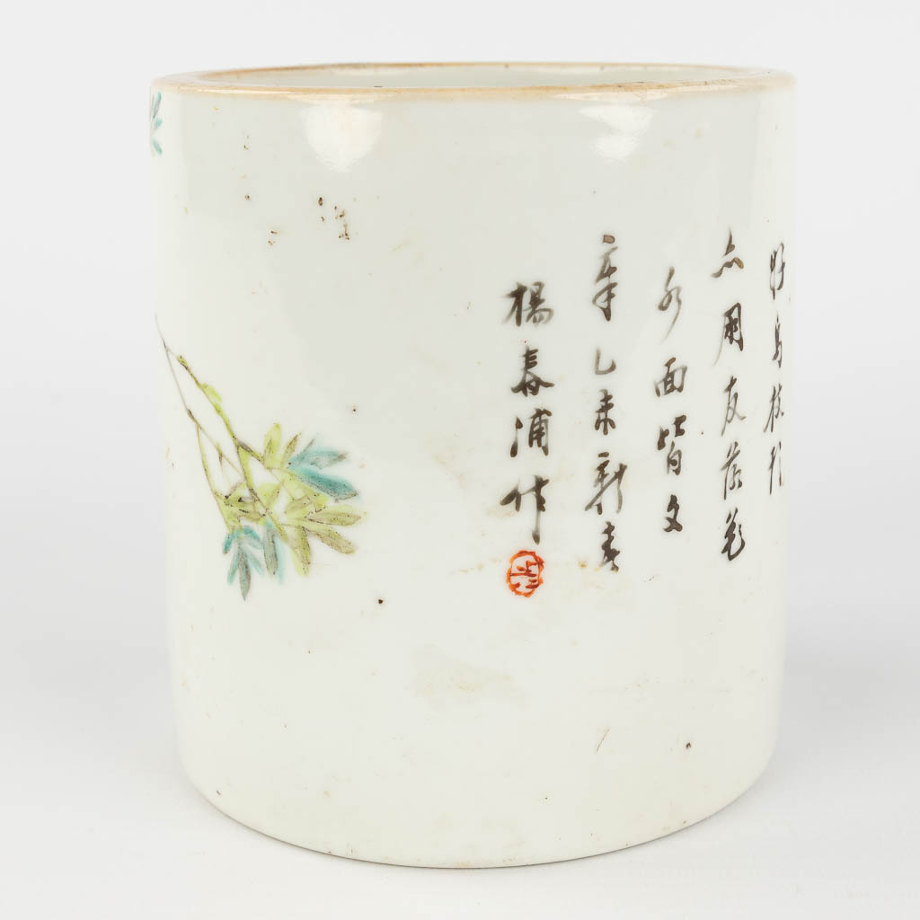 A Chinese brush pot, decorated with branches and a parrot. 19th/20th C. (H: 13,5 x D: 12,5 cm)