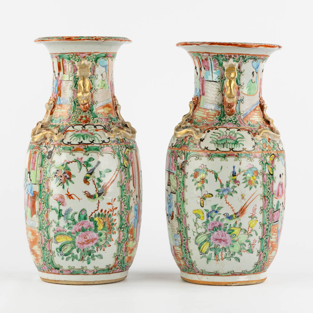 A pair of Chinese Canton vases, decorated with figurines and fauna/flora. (H:33 x D:16 cm)