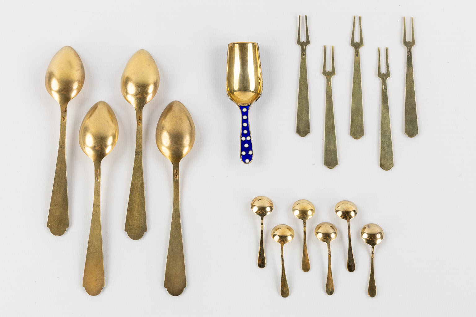 A collection of silver spoons and enamelled silver-plated glass holders, Russia. (H:11,5 cm)