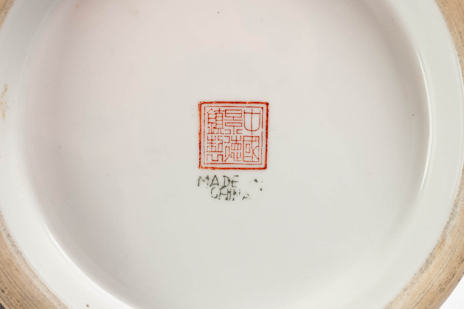 Een paar Chinese vazen met decor van pauwen, 20ste eeuw. (H:61 x D:25 cm)