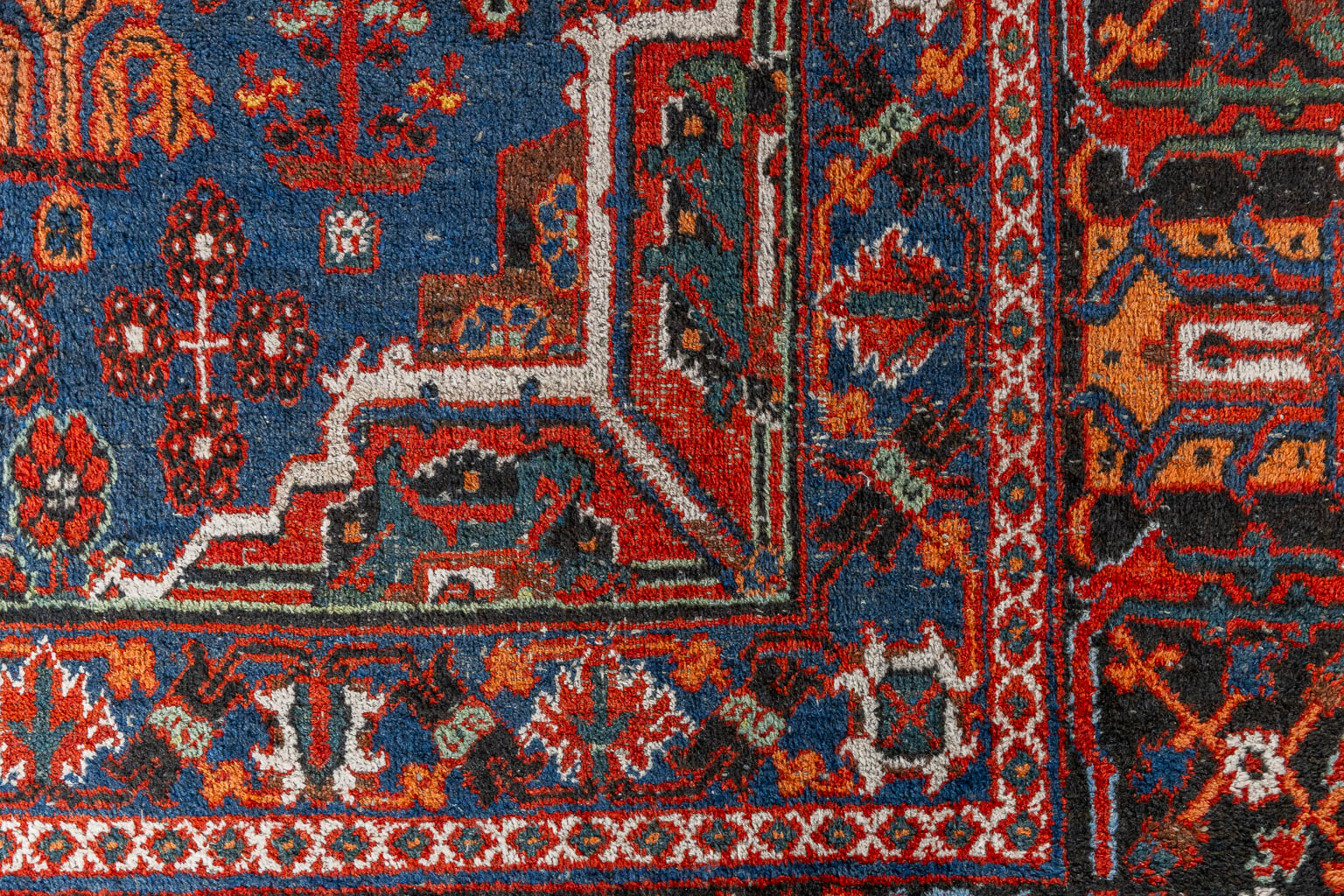 A large Oriental hand-made carpet, Djoshgan, Tabriz. (L:432 x W:326 cm)