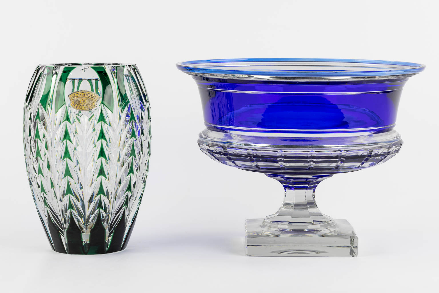 Val Saint Lambert, a large blue bowl and a green vase. (H:24 x D:31,5 cm)