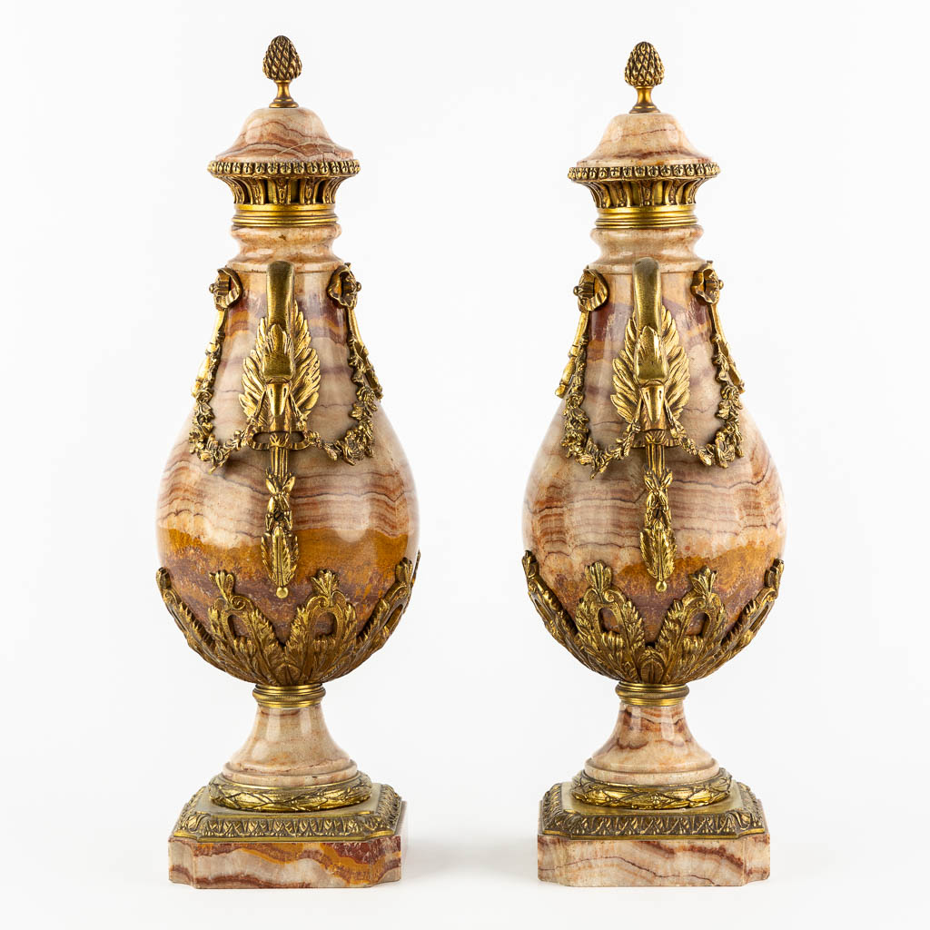 Een paar marmer en bronzen cassolettes in Empire stijl, decor met zwanen. Circa 1880. (L:17 x W:21 x H:53 cm)