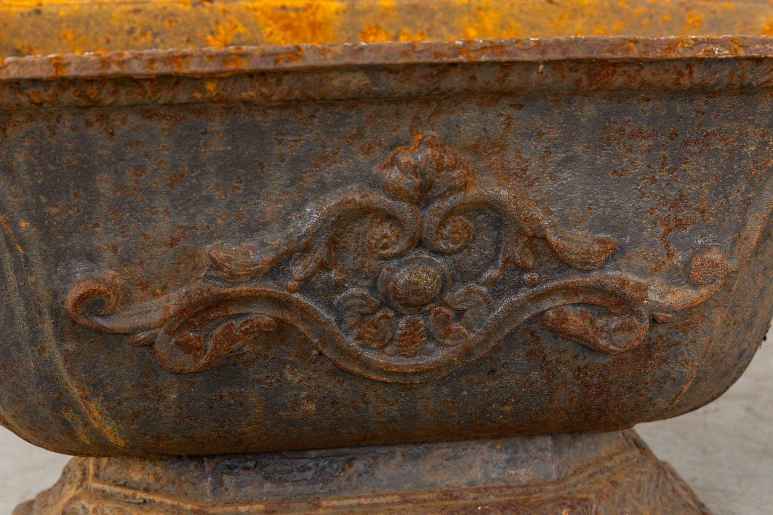 A pair of garden vases, cast-iron. (L:32 x W:64 x H:27 cm)