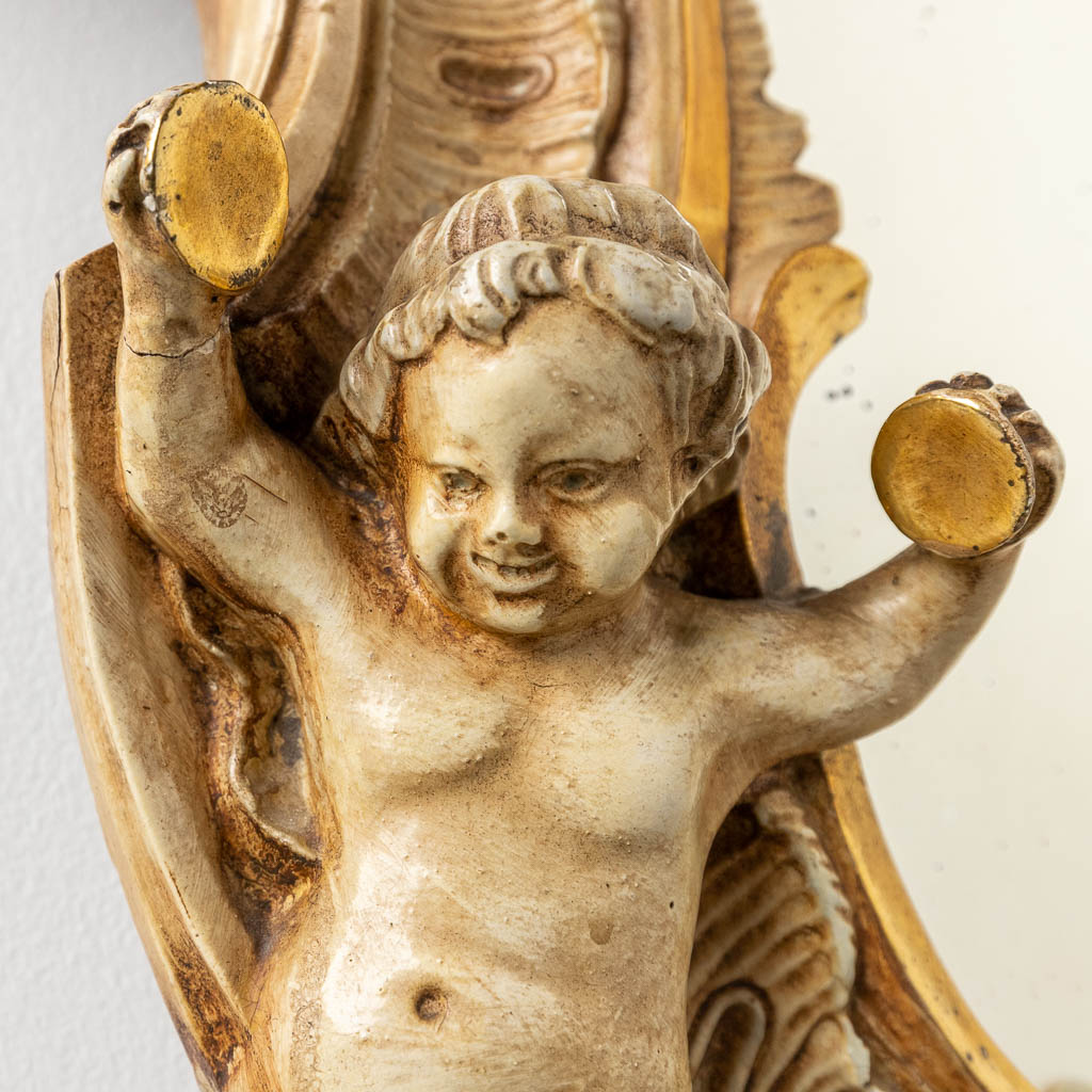 Een antieke spiegel met musicerende putti. 1886. (W: 60 x H: 97 cm)