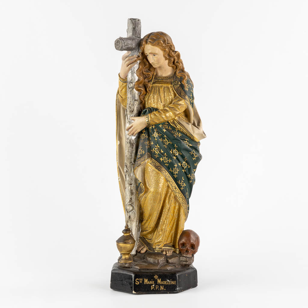 Heilige Maria Magdalena, polychroom gips. Circa 1900. (W:16 x H:49 cm)