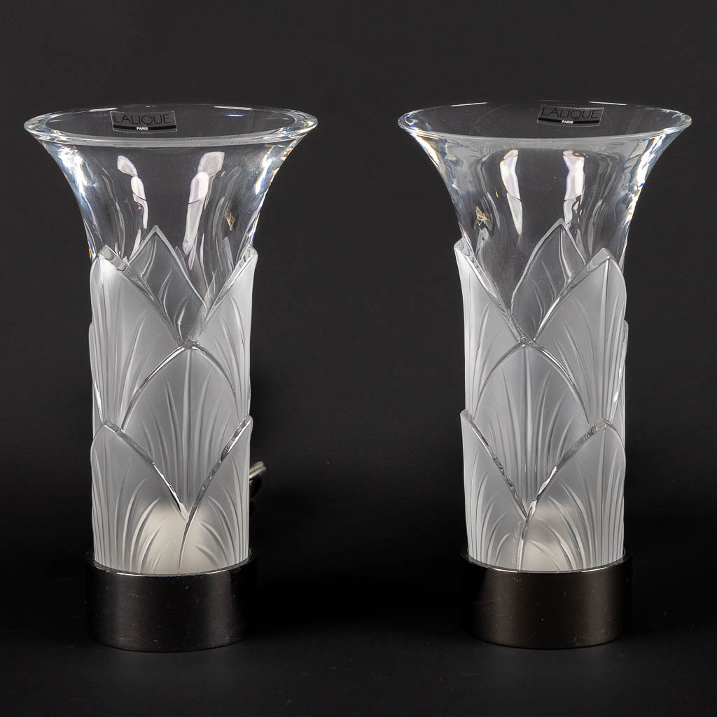 Lalique France, 'Lampe Lotus' a pair of table lamps'. (H:24 x D:13,5 cm)