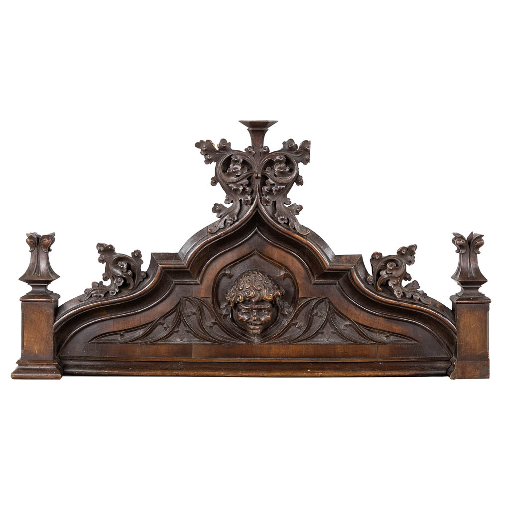 A nicely sculptured walnut 'Supra Porta', 19th C. (W:115 x H:62 cm)