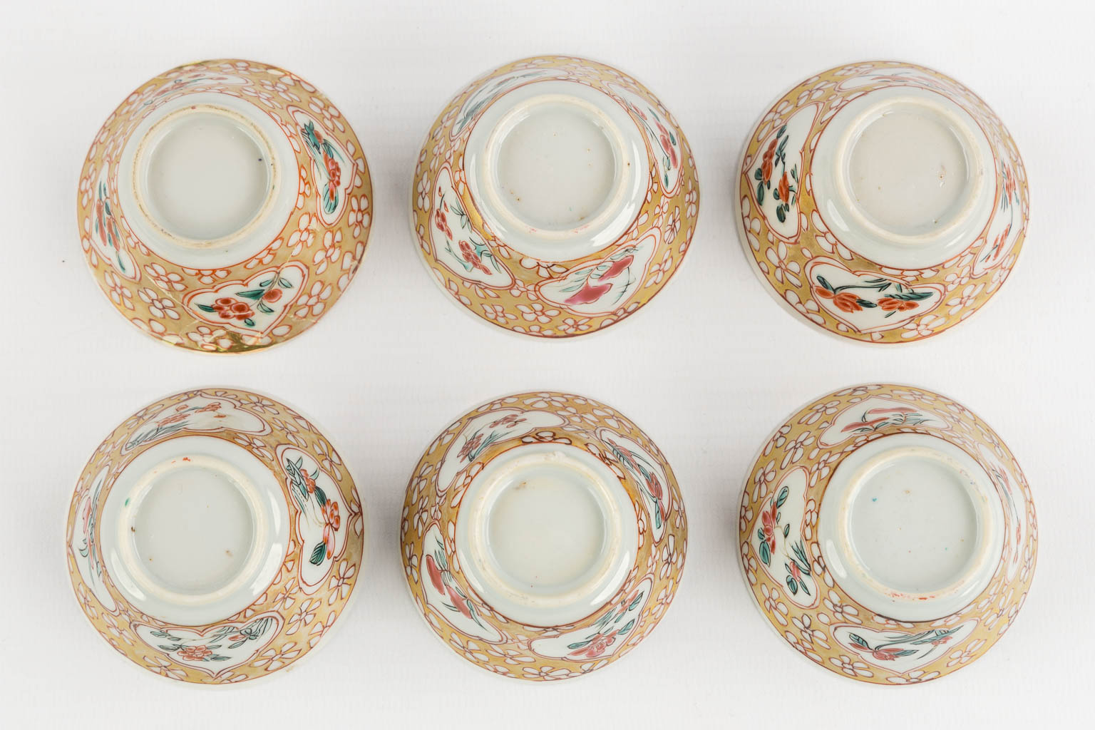 Six cups and saucers, Chinese Eggshell porcelain, Yongzheng period. (H:5,5 x D:3,5 cm)