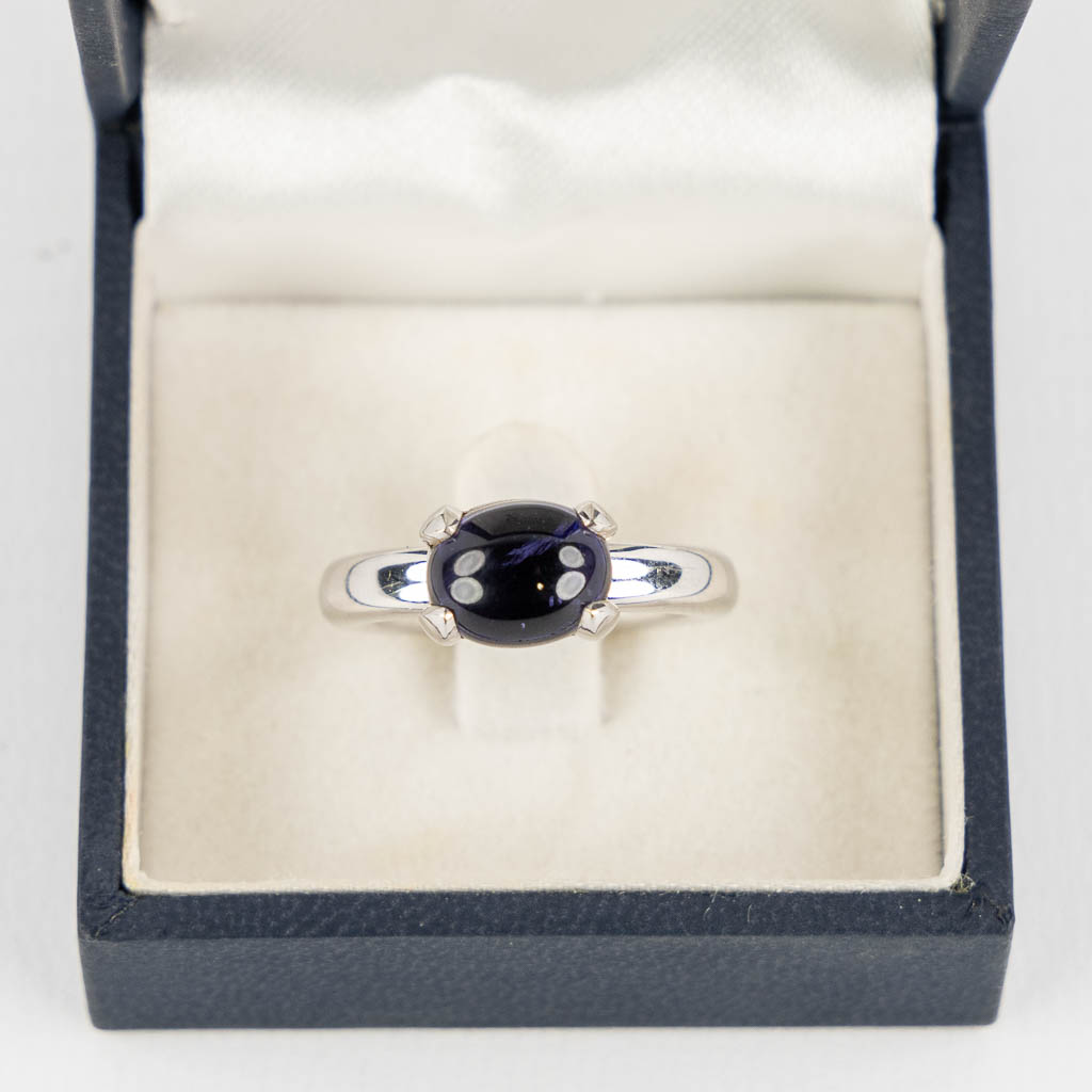 Bron Jewellery, an 18kt white gold ring with a cabochon sapphire. 11,16g. Ringmaat 57. 