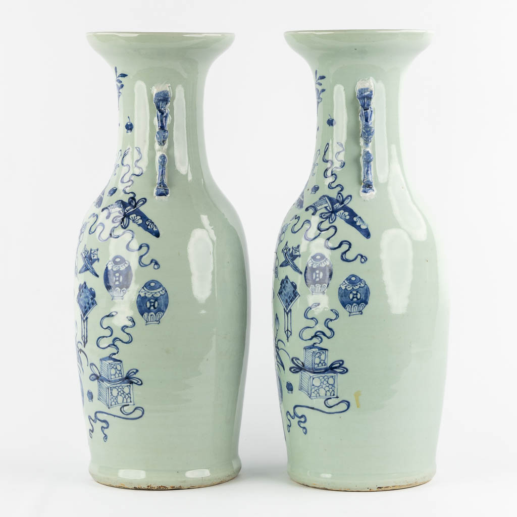 Een paar Chinese vazen met blauw-wit decor van Antiquiteiten. (H:58 x D:20 cm)