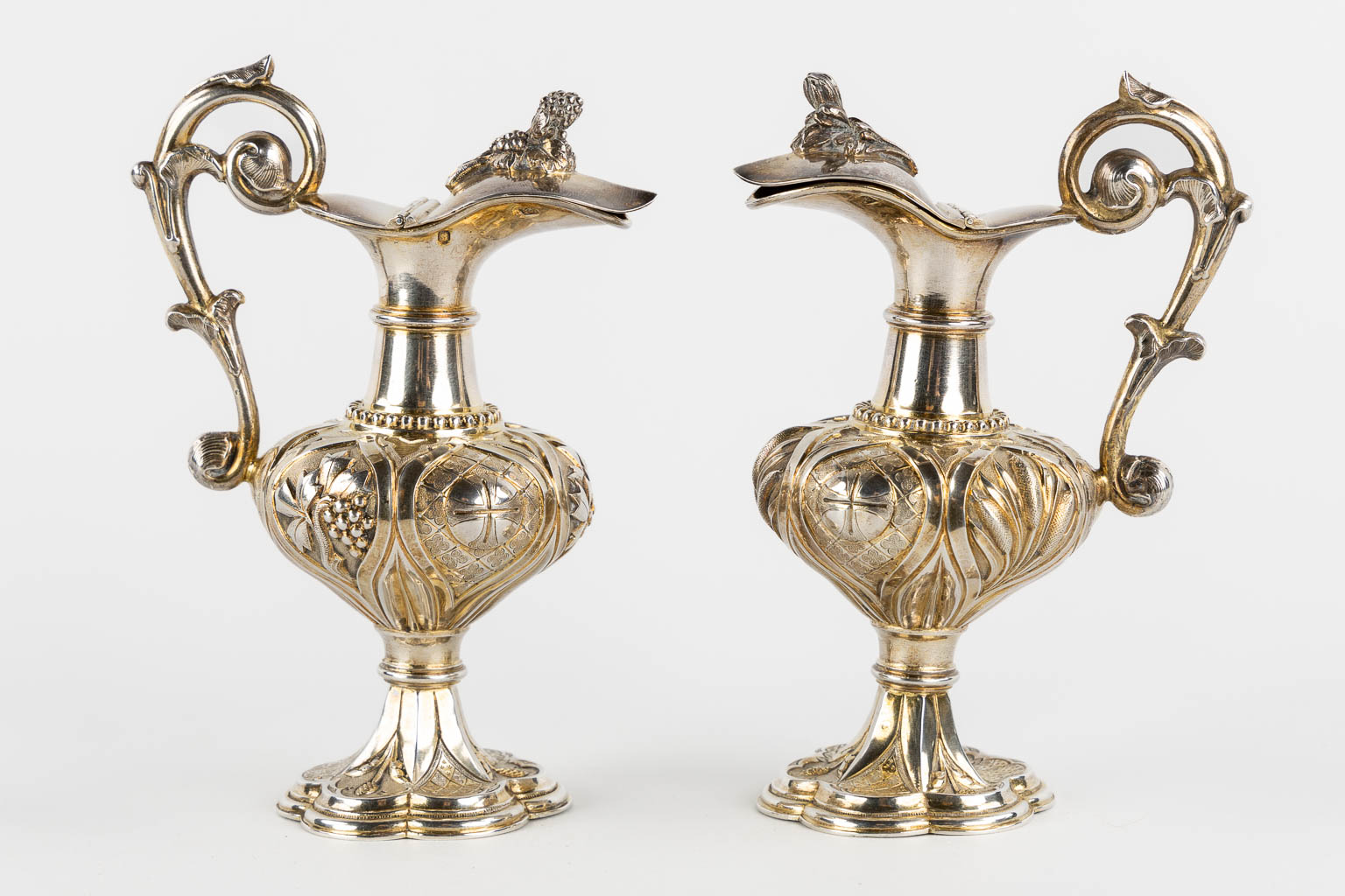 Joseph Dejean, Paris, a pair of wine and water cruets, silver, 1846-1865. 650g. (L:15 x W:26 x H:15 cm)