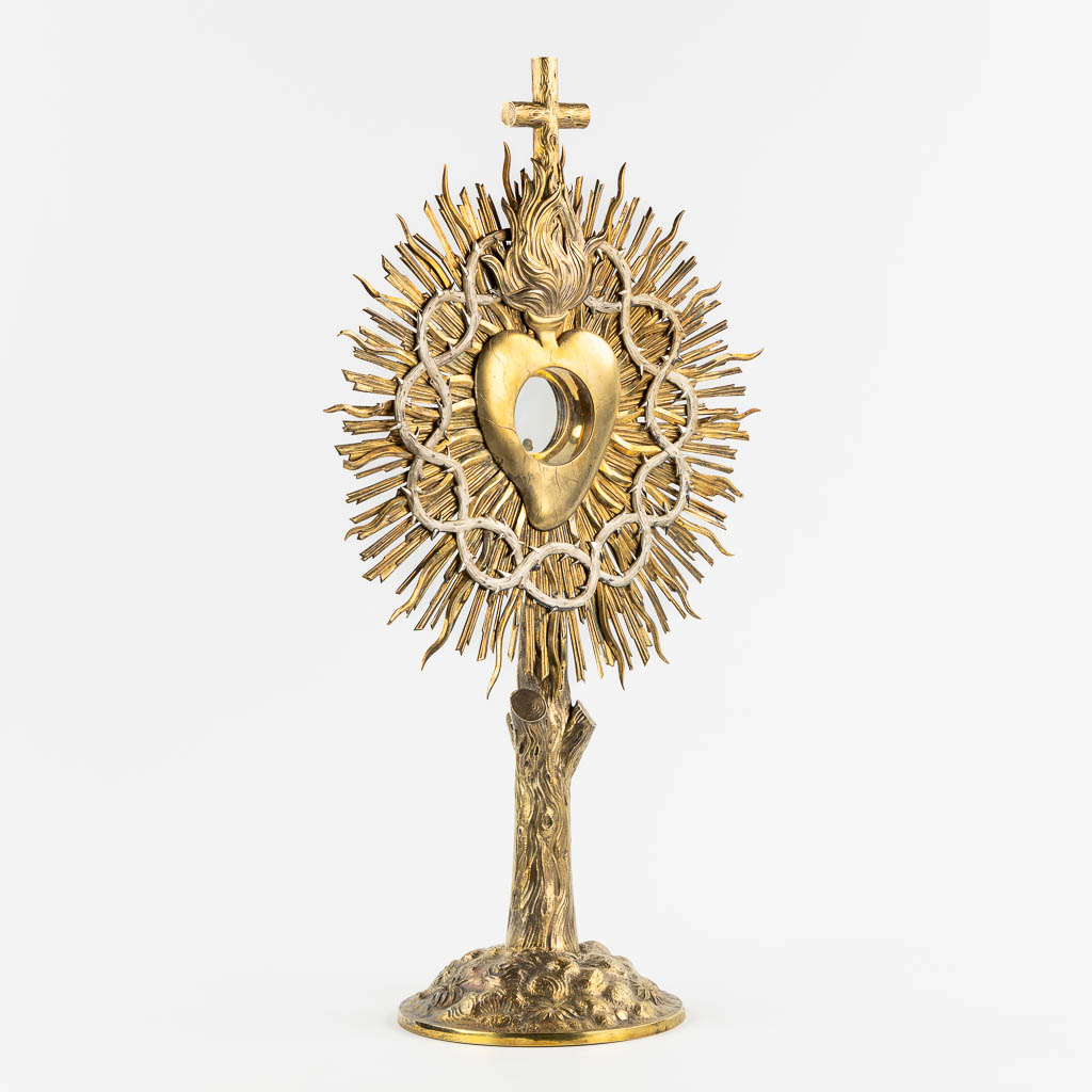 A sunburst monstrance with Sacred Heart, Crown of Thorns. gilt brass, 19th C. (L:19 x W:38,5 x H:67 cm)