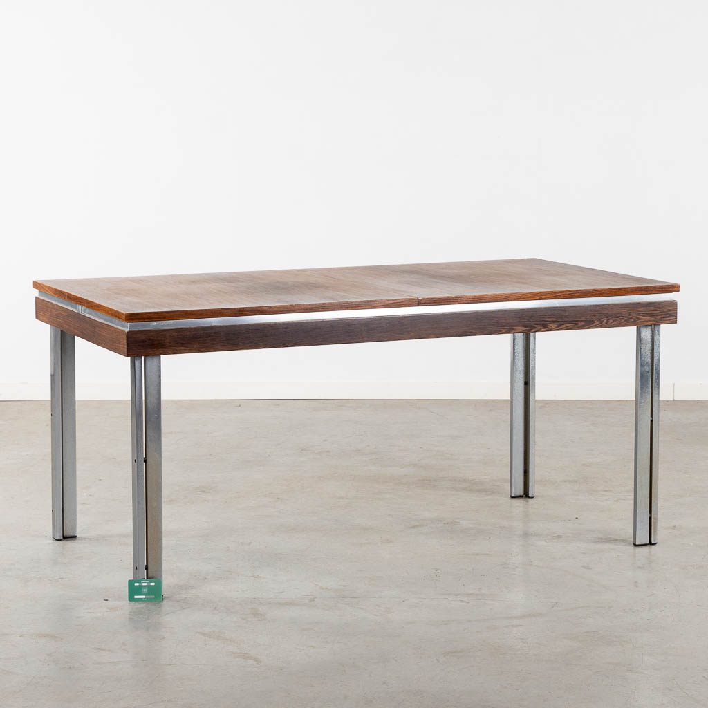 Een mid-century tafel, houtfineer en gechromeerd metaal. Roger De Winter. (L:84 x W:161 x H:74 cm)