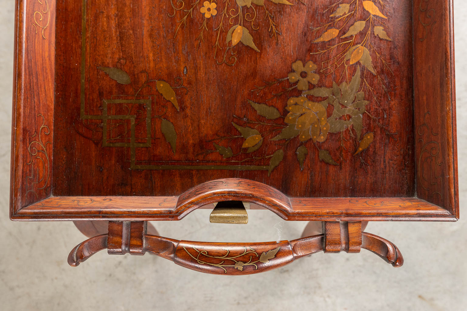 A serving tray with Chinoiserie decor and marquetry copper inlay, foldable legs. Circa 1900. (D:35 x W:67 x H:50 cm)