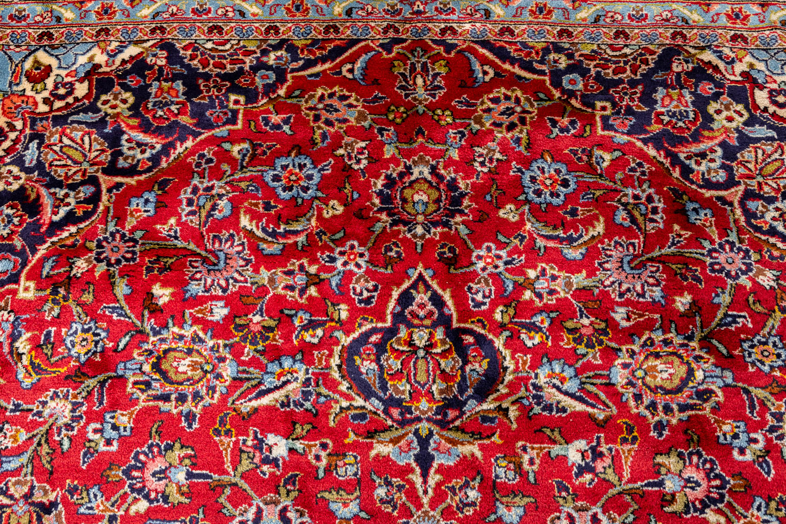 A large Oriental hand-made carpet, Keshan, Iran. (L:246 x W:355 cm)