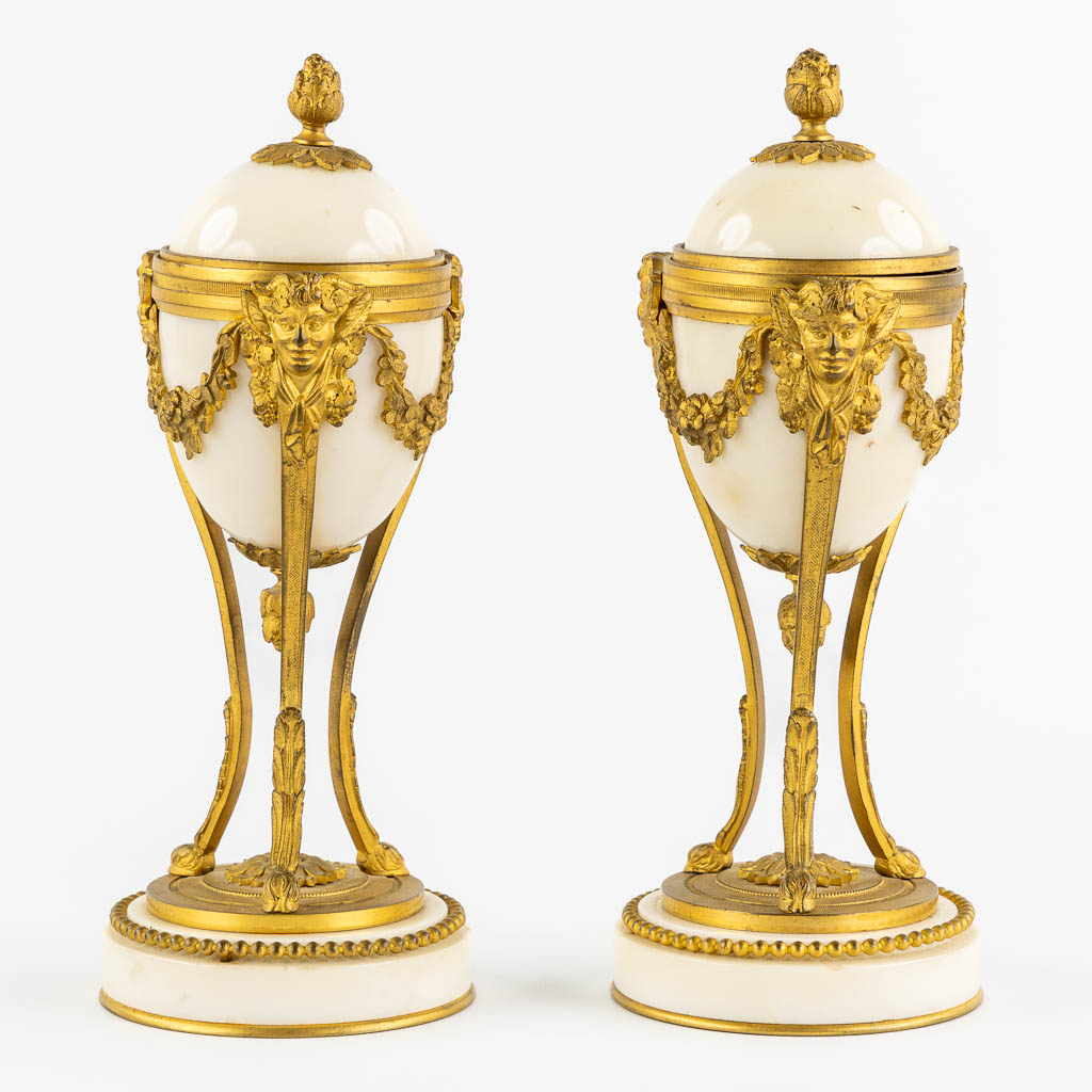 A pair of Cassolettes with a Candelabra, gilt bronze on Carrara marble. 19th C. (H:24 x D:9,5 cm)