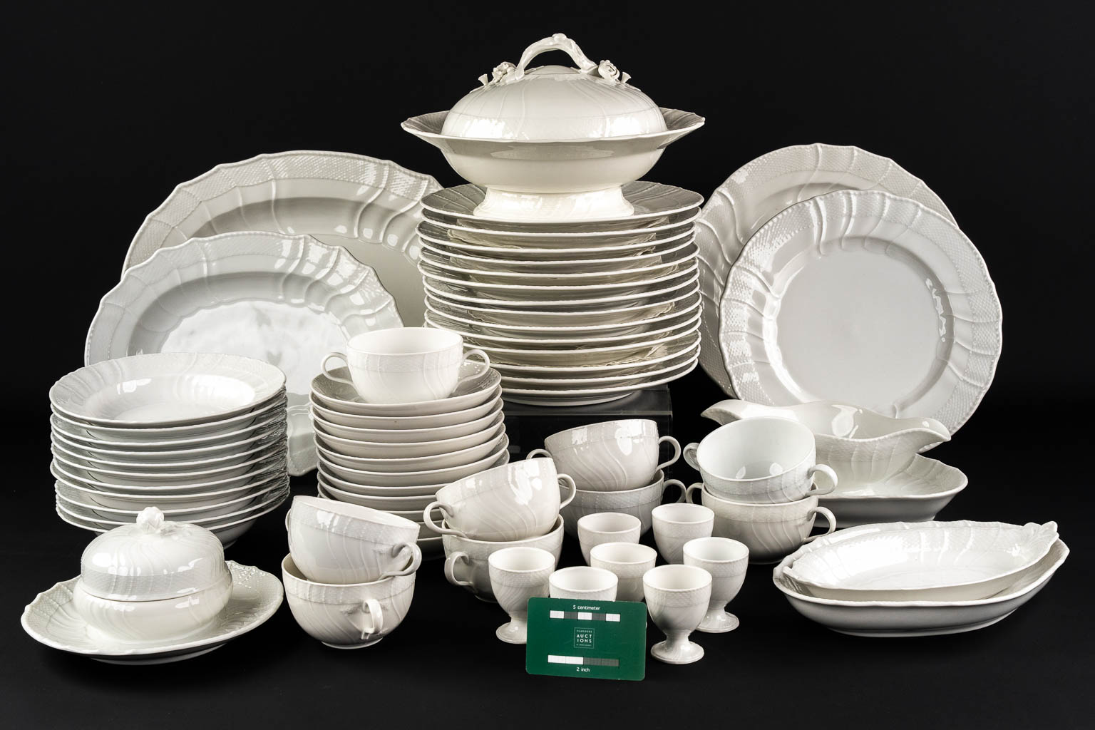 KPM, a large 59-piece porcelain dinner service, including a tureen. (L:31 x W:40,5 cm)