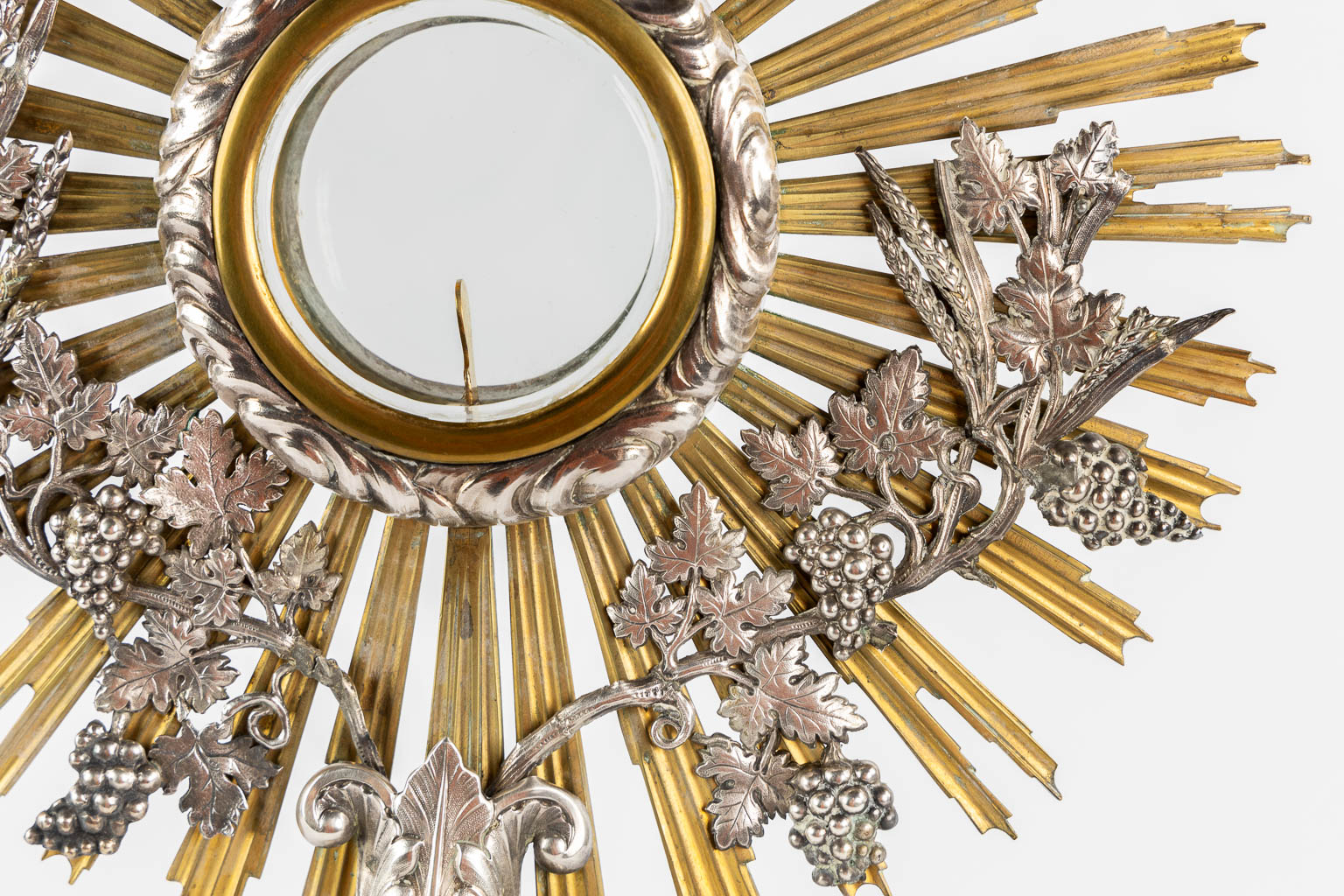 A sunburst monstrance, silver and brass, Henricus De Curte, Ghent, circa 1868. (W:30 x H:55 cm)