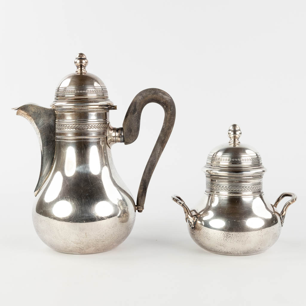 A solid silver tea- and sugar pot, marked 800. 1,222 kg. (L: 12,5 x W: 21 x H: 26 cm)