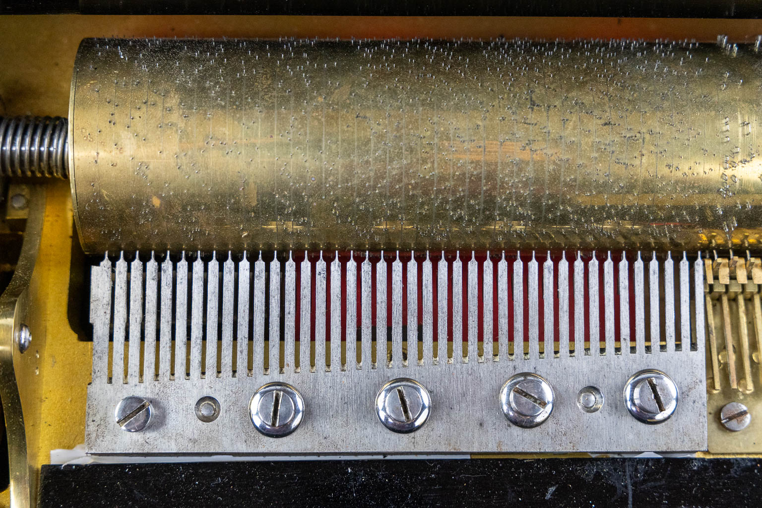 Een grote muziekdoos met orgel, in een marqueterie inleg kist. (L:30 x W:71 x H:27 cm)