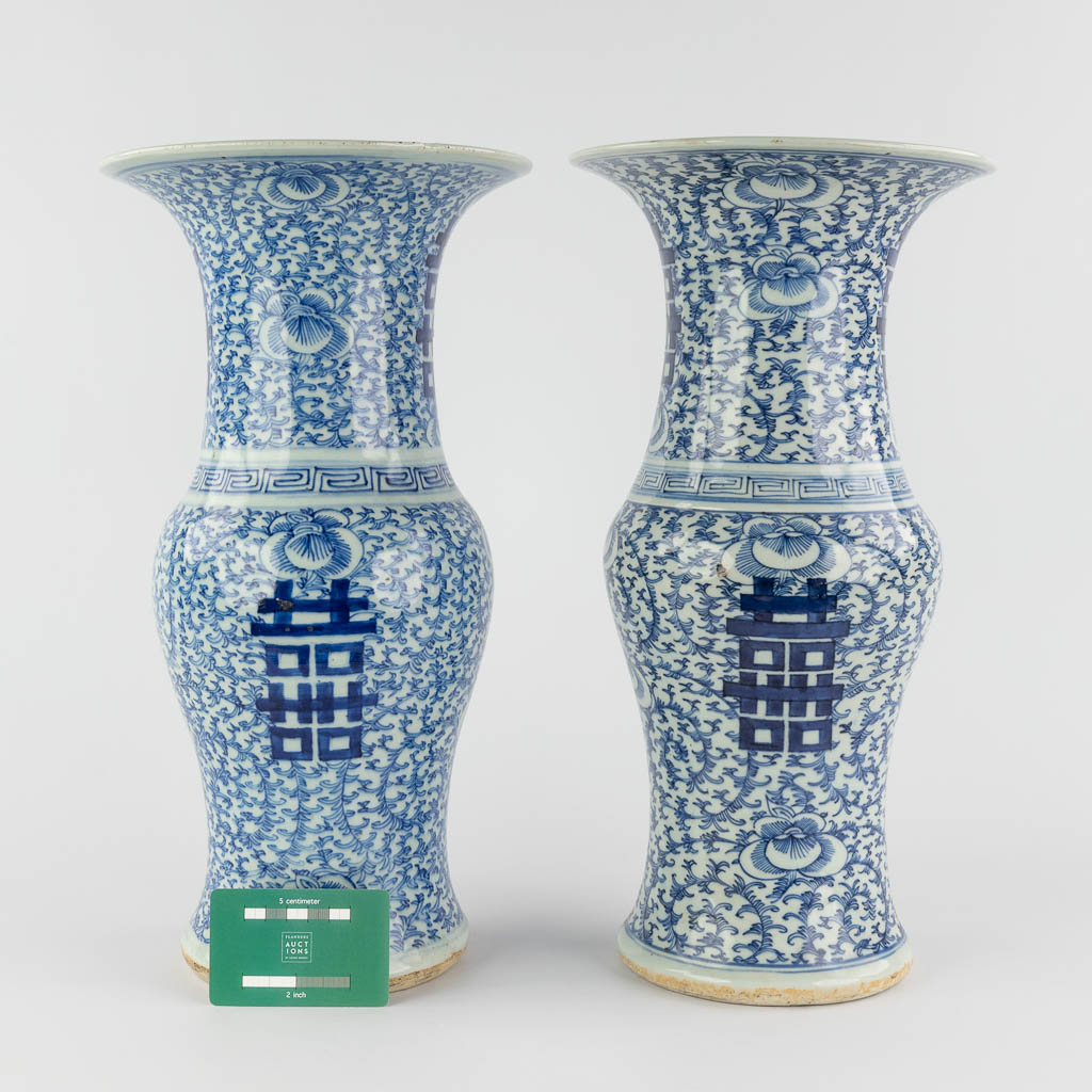 A pair of Chinese blue-white vases, Chenghua mark. 19th C. (H:41 x D:21,5 cm)