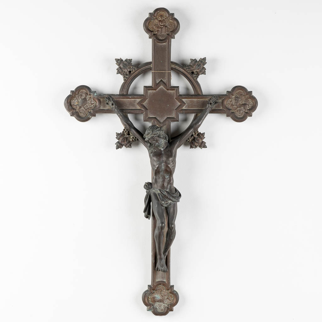 Een grote Crucifix met afbeeldingen van de 4 evangelisten, repousse koper op hout. (W:57 x H:90 cm)