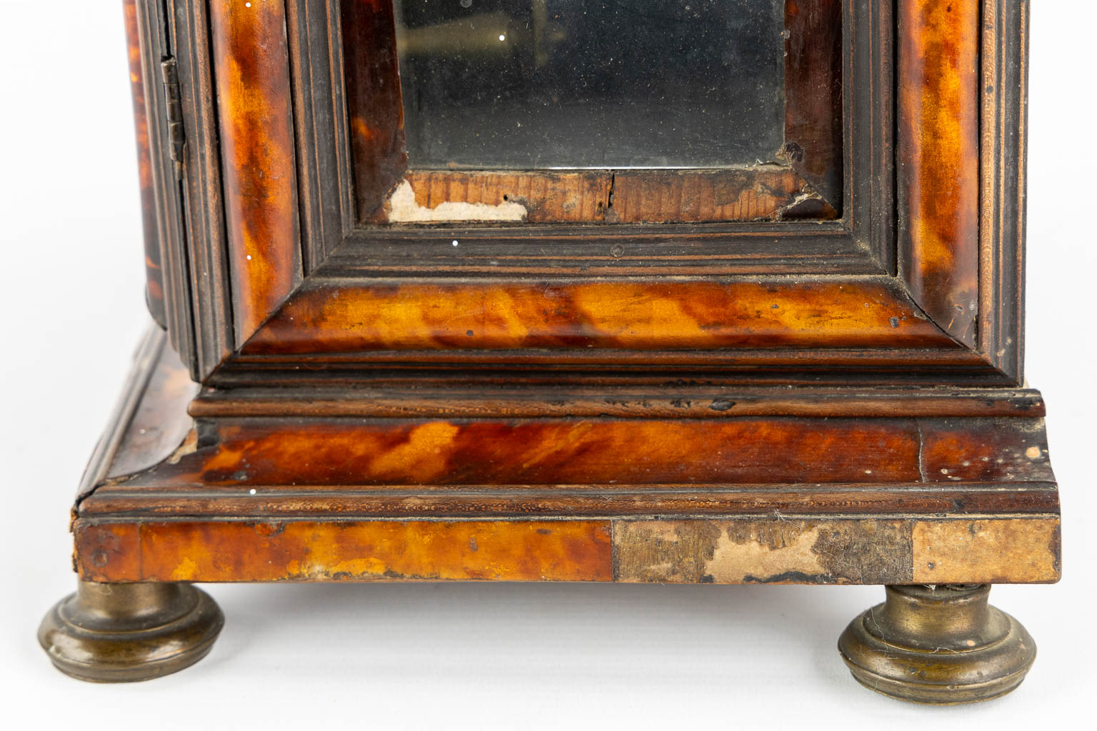 An antique Sicilian mantle clock, mounted with tortoiseshell and gilt bronze. Italy, 18th C. (L:20 x W:36 x H:53 cm)