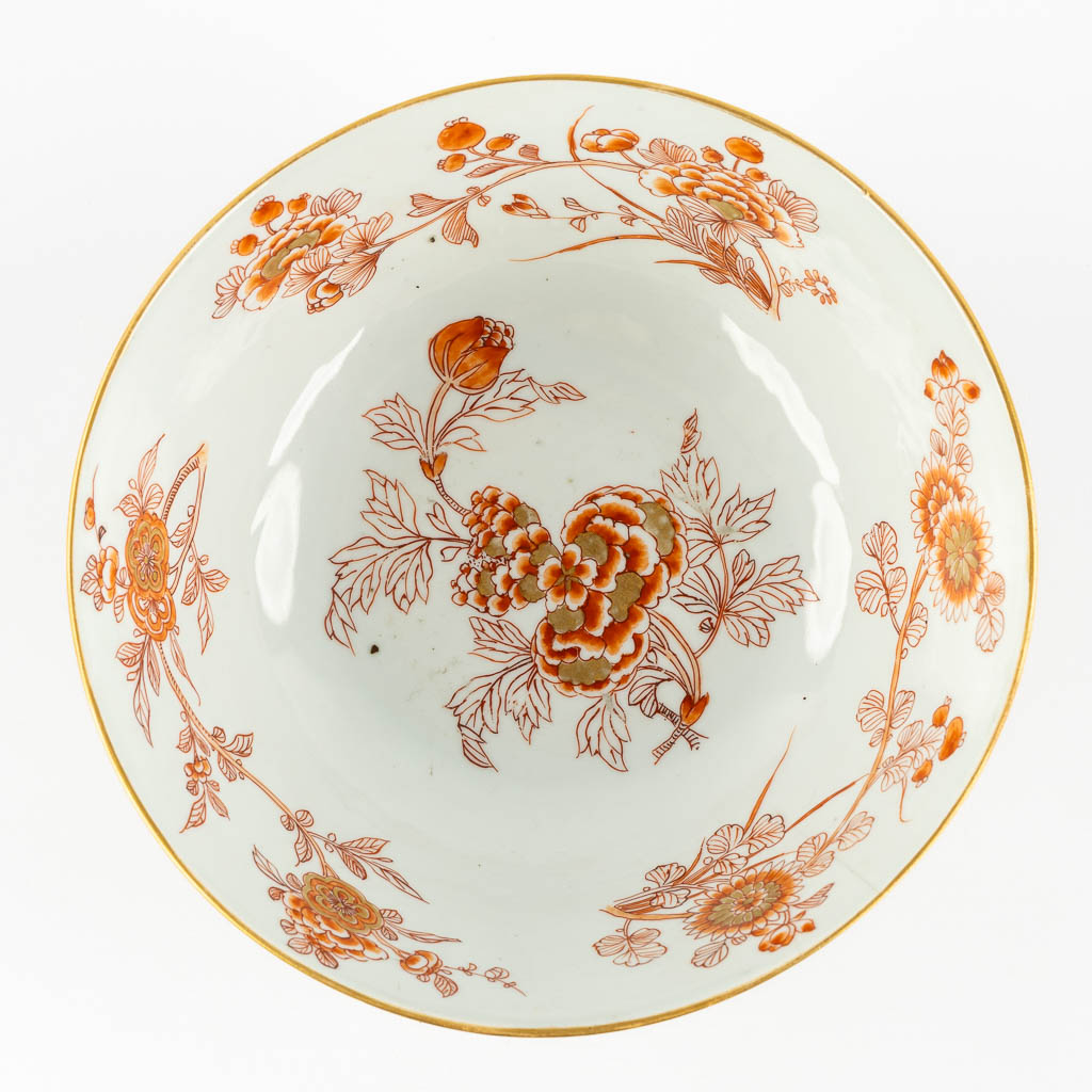 Een Chinese rood en gouden schaal met relief en bloemendecor. 18de eeuw. (H:9,5 x D:21 cm)