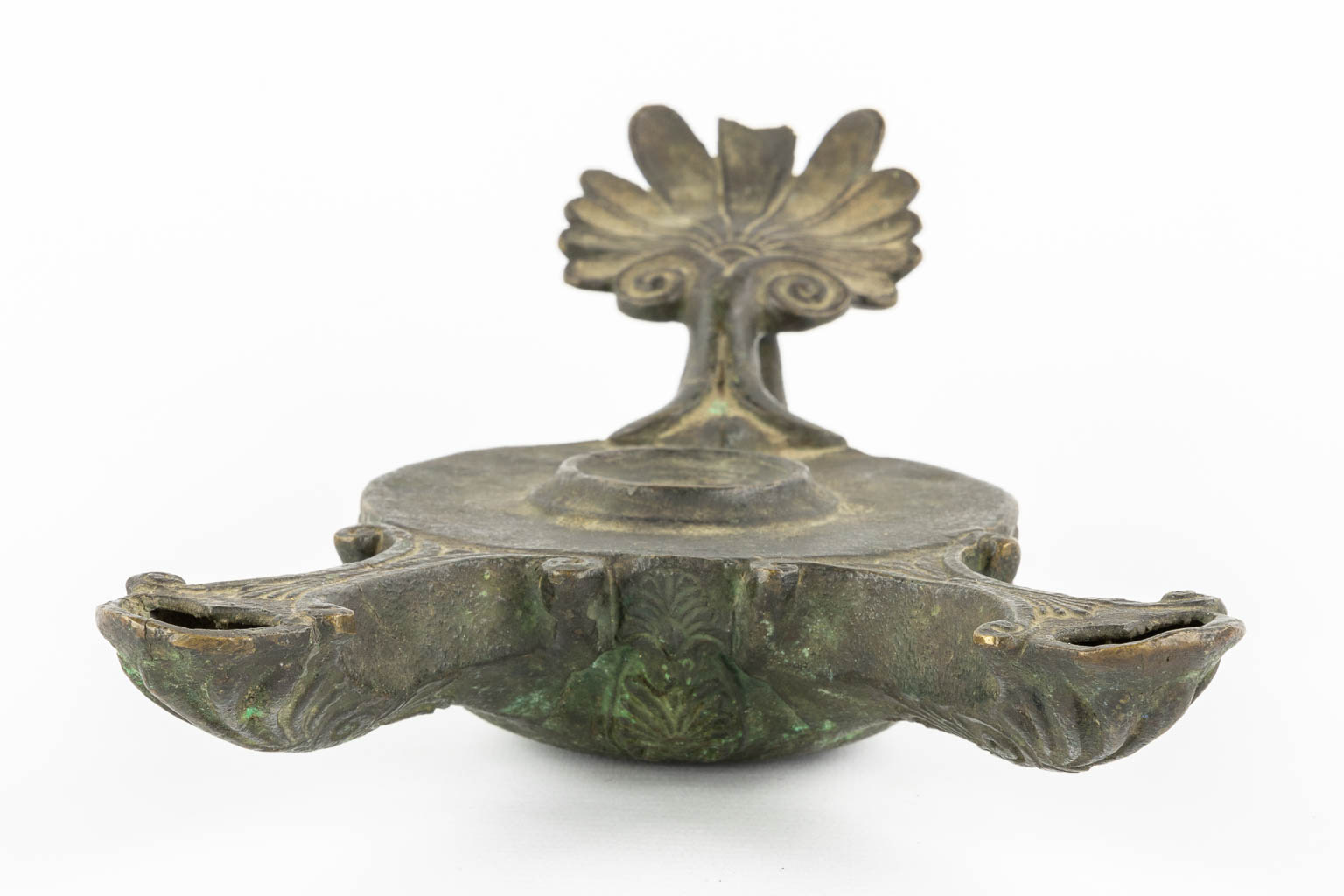 Een antieke bronzen, tweelobbige olielamp. (L:15 x W:24 x H:9 cm)