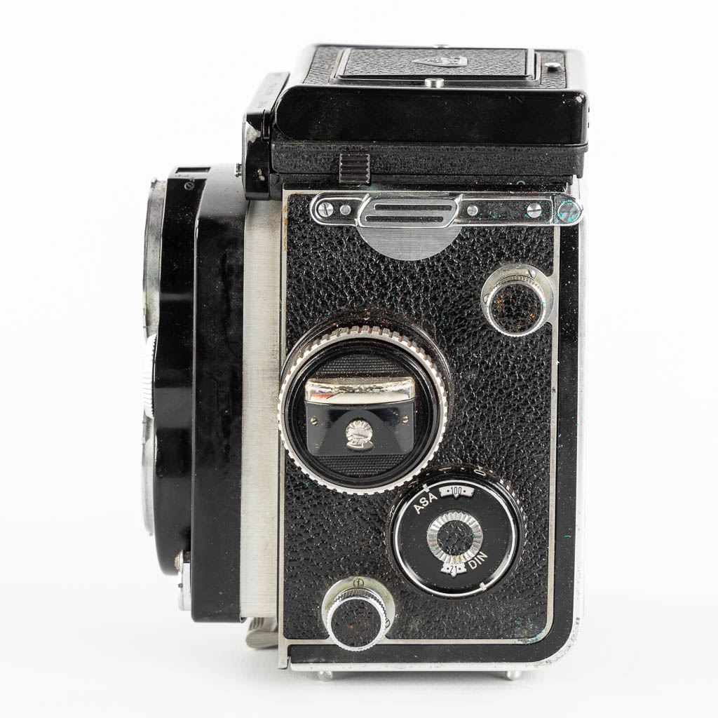 Rolleiflex Synchro-Compur, Franke & Heidece, Germany. (L:11,5 x W:11 x H:16 cm)