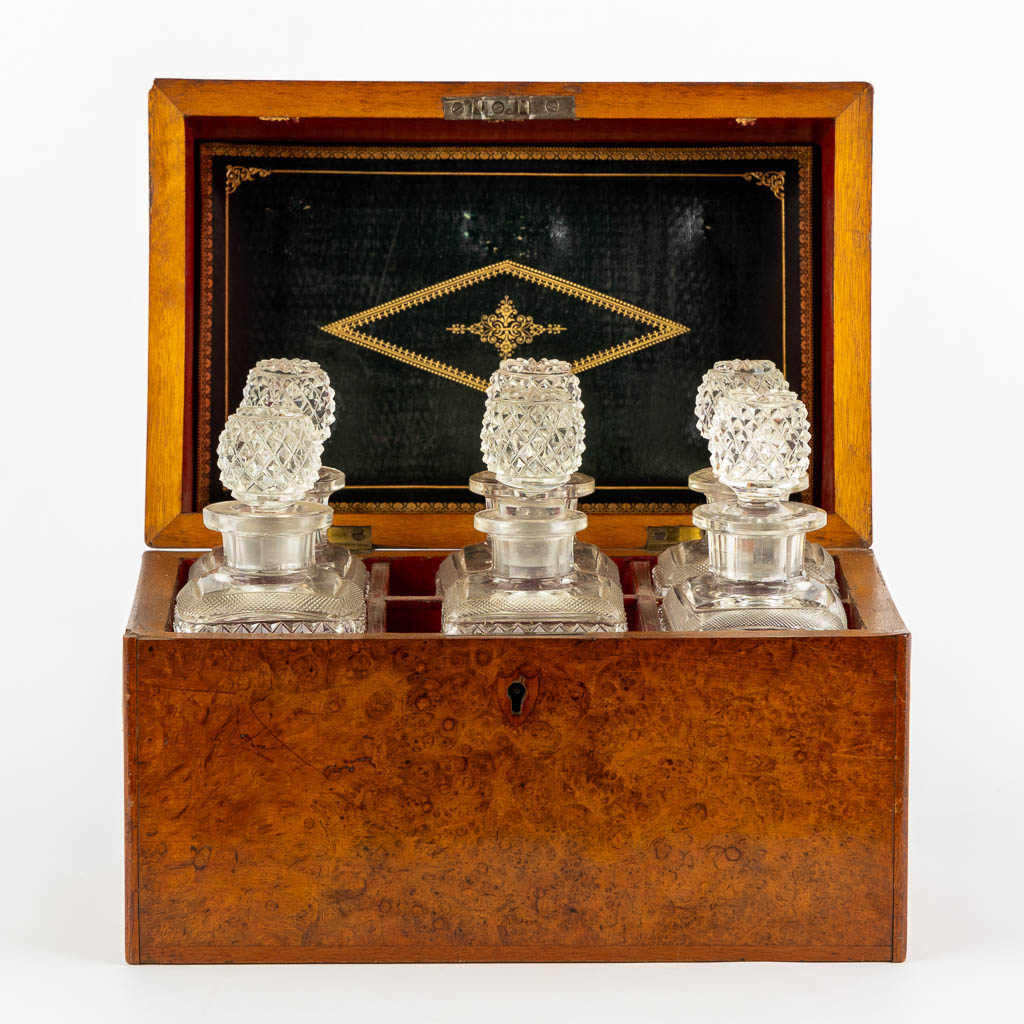 A six-bottle liquor box, root wood veneer and crystal. Circa 1900. (L:18 x W:28 x H:22 cm)