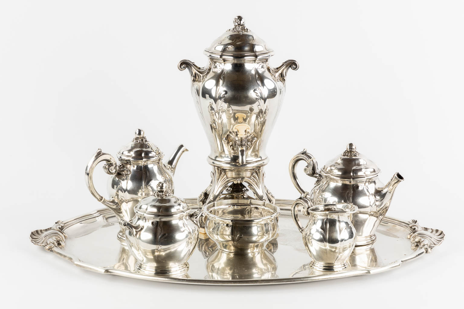 Boucheron Paris, een uitzonderlijk zilver koffie- en theeservies met samovar. 950/1000. 9,289 kg. (L:49 x W:69,5 x H:37 cm)