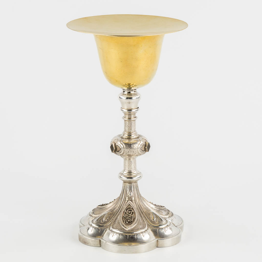 Louis Gilles et Cie, A Gothic Revival Chalice and paten, silver, 950/1000. 546g. (H:27 x D:14,5 cm)