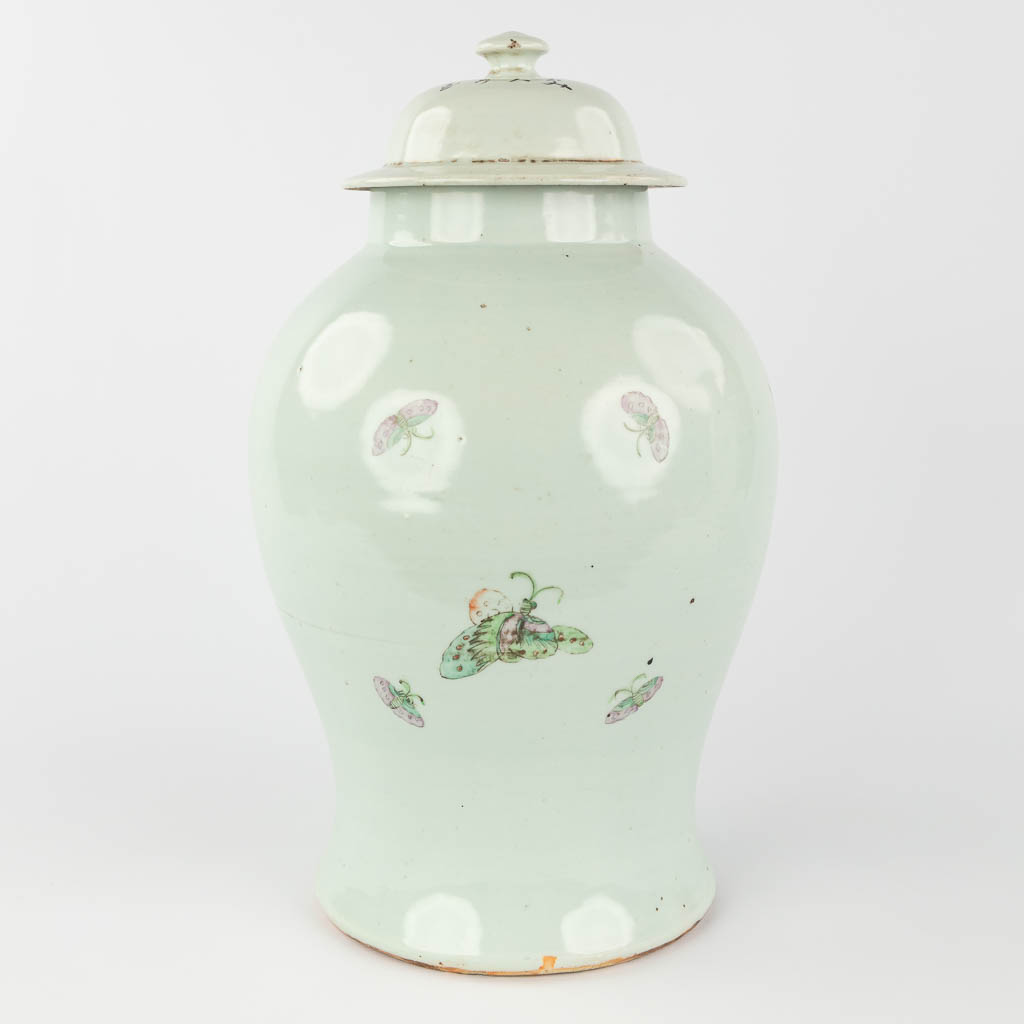 Een Chinese vaas en dekselvaas met decor van hofdames. 19de/20ste eeuw. (H: 58 x D: 23 cm)