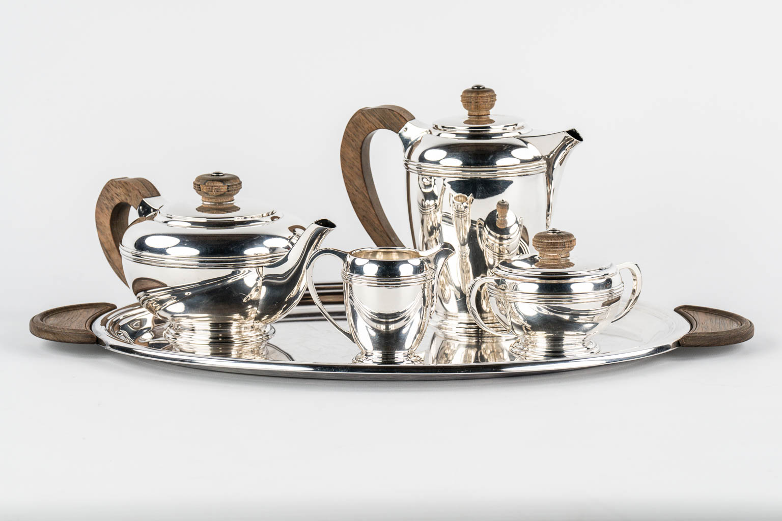 Wolfers Frères, 'Dominion', een koffie en theeservies, zilver, Art Deco. Brussel. (C.1936) 2,850kg. 