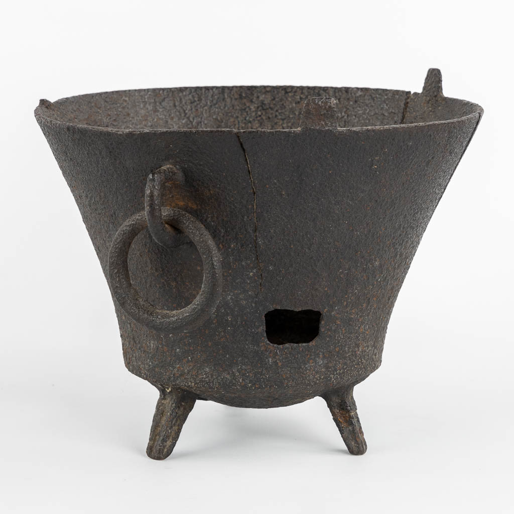 An antique 'Chafing Dish', cast-iron. 17th/18th C. (H:21 x D:25,5 cm)