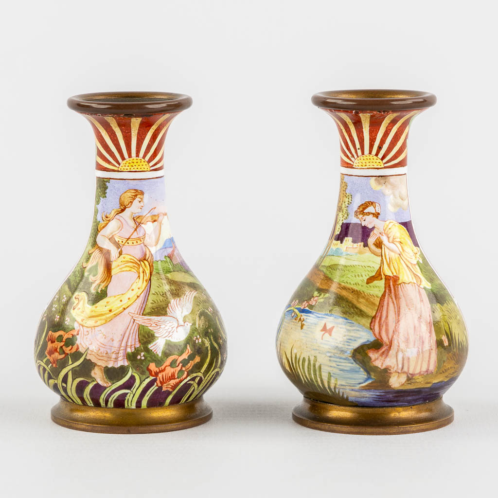 A pair of vases with an enamel decor, Art Nouveau. (W:4,5 x H:7,5 cm)