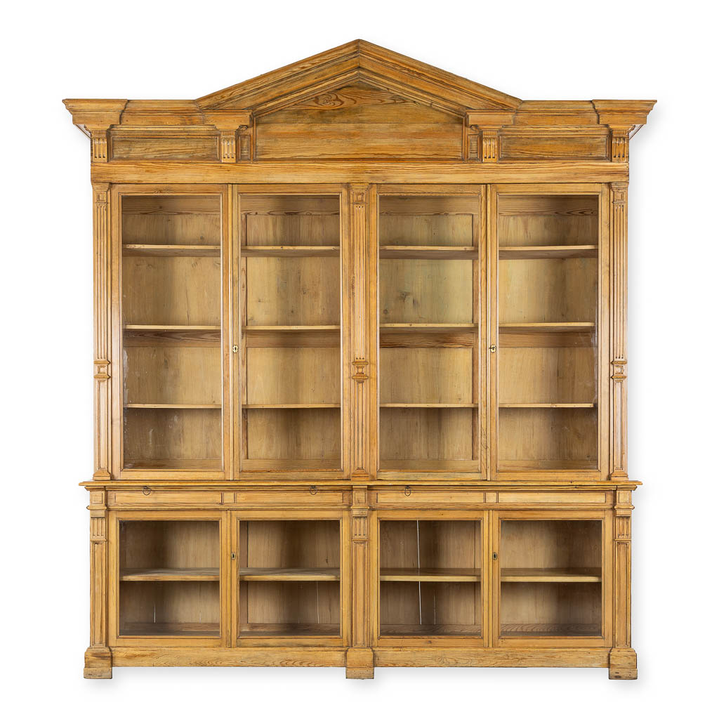 Een grote winkel vitrinekast, Pine, Neoklassiek, 19de eeuw. (L:60 x W:260 x H:288 cm)