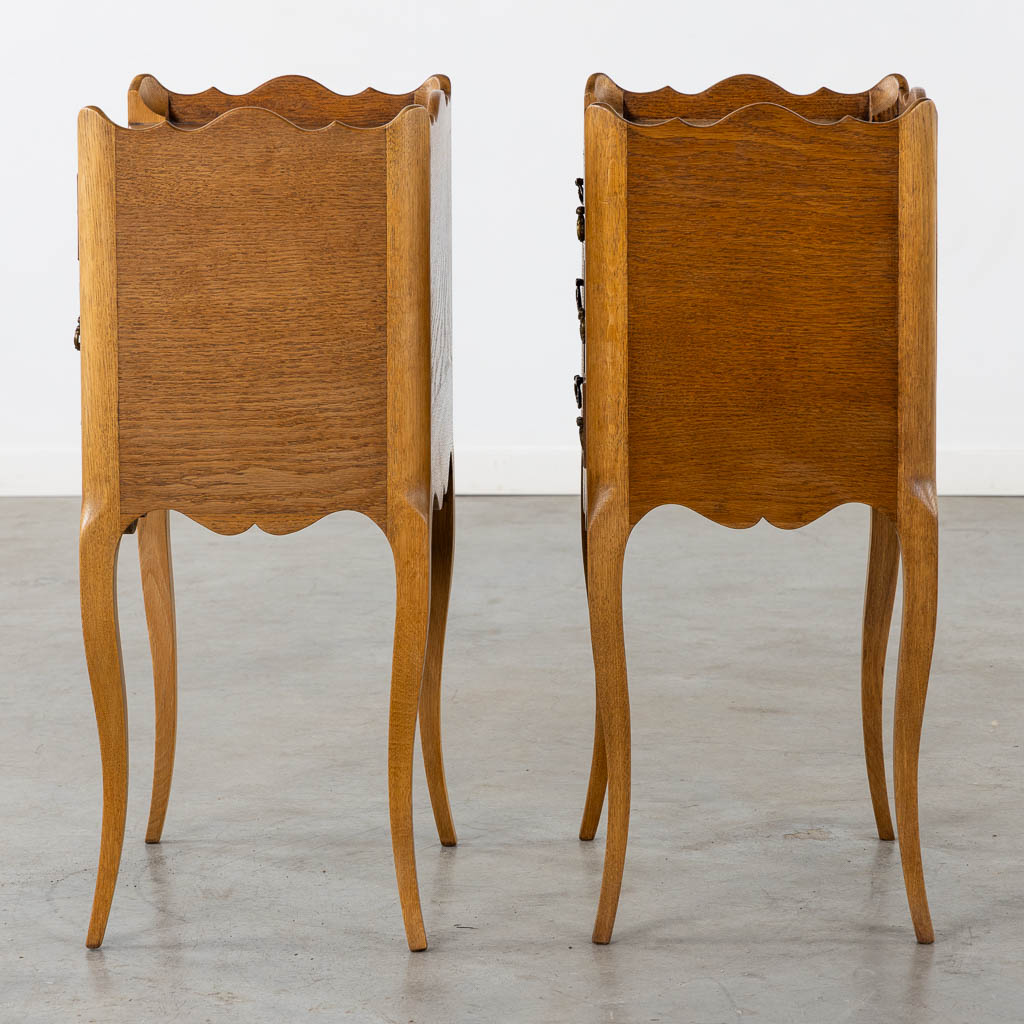 A decorative pair of oak nightstands or side tables. (L:34 x W:45 x H:80 cm)