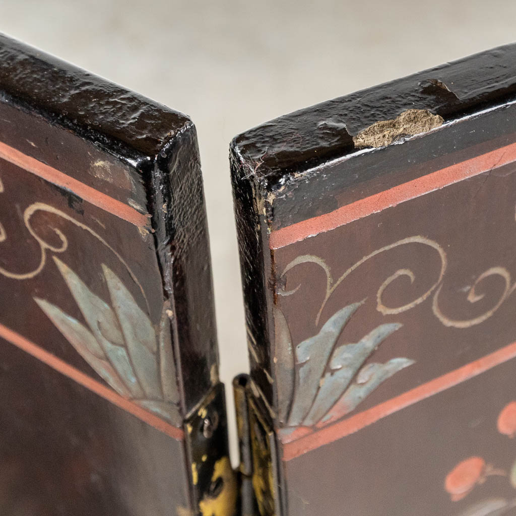 A Chinese room divider, folding screen with lacquered decors of fauna and flora. Circa 1900. (W: 114 x H: 132 cm)