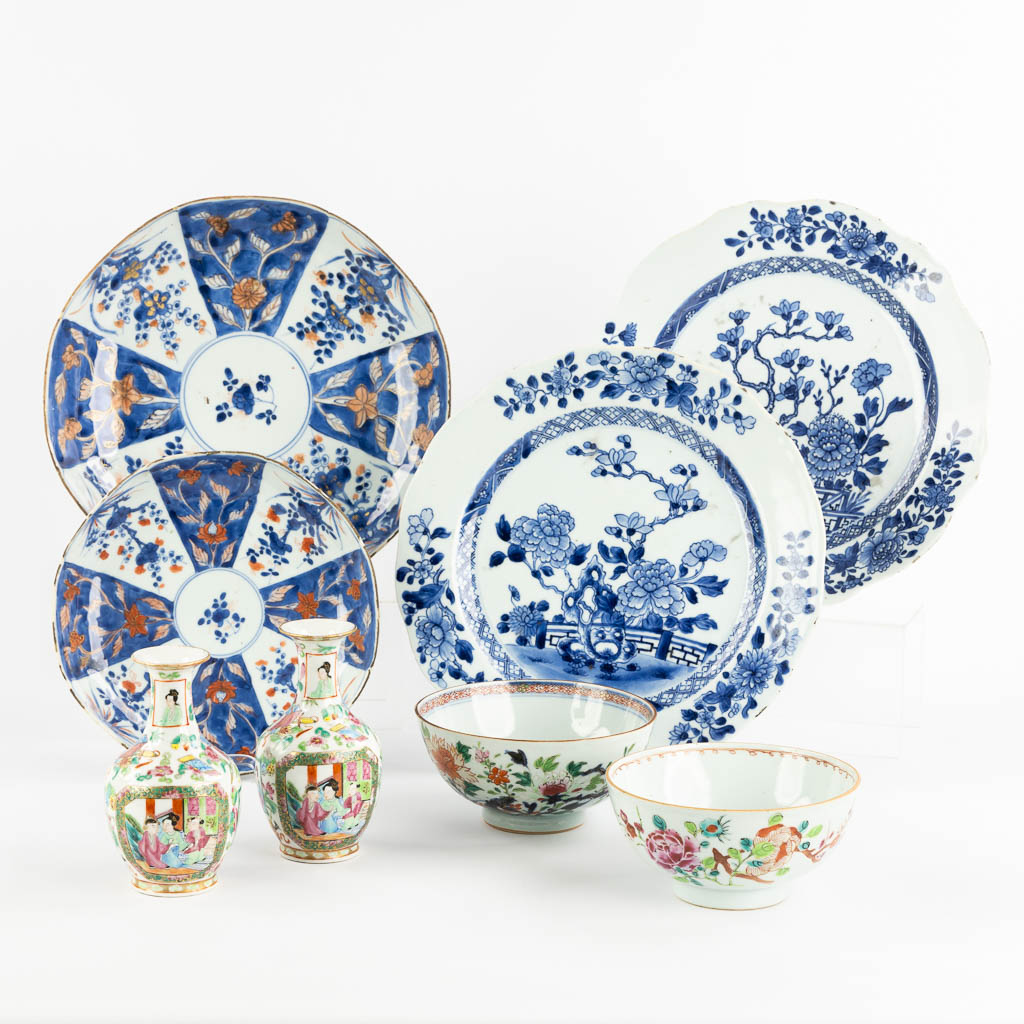 A collection of Chinese porcelain, Blue-white, Canton, Famille Rose and Imari. 18th/19th C. (D:29 cm)