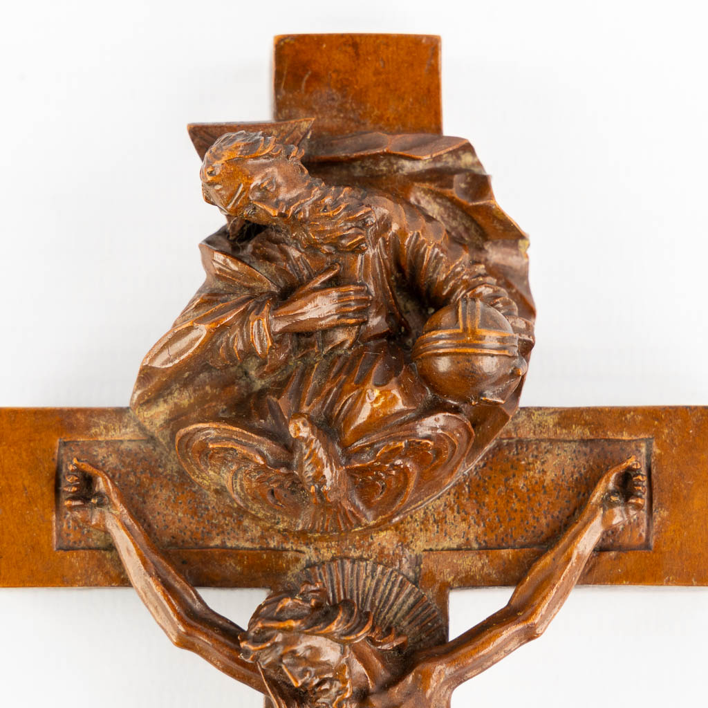 A very finely sculptured crucifix with 12 relics. 19th C. (L:3 x W:9,5 x H:26,5 cm)