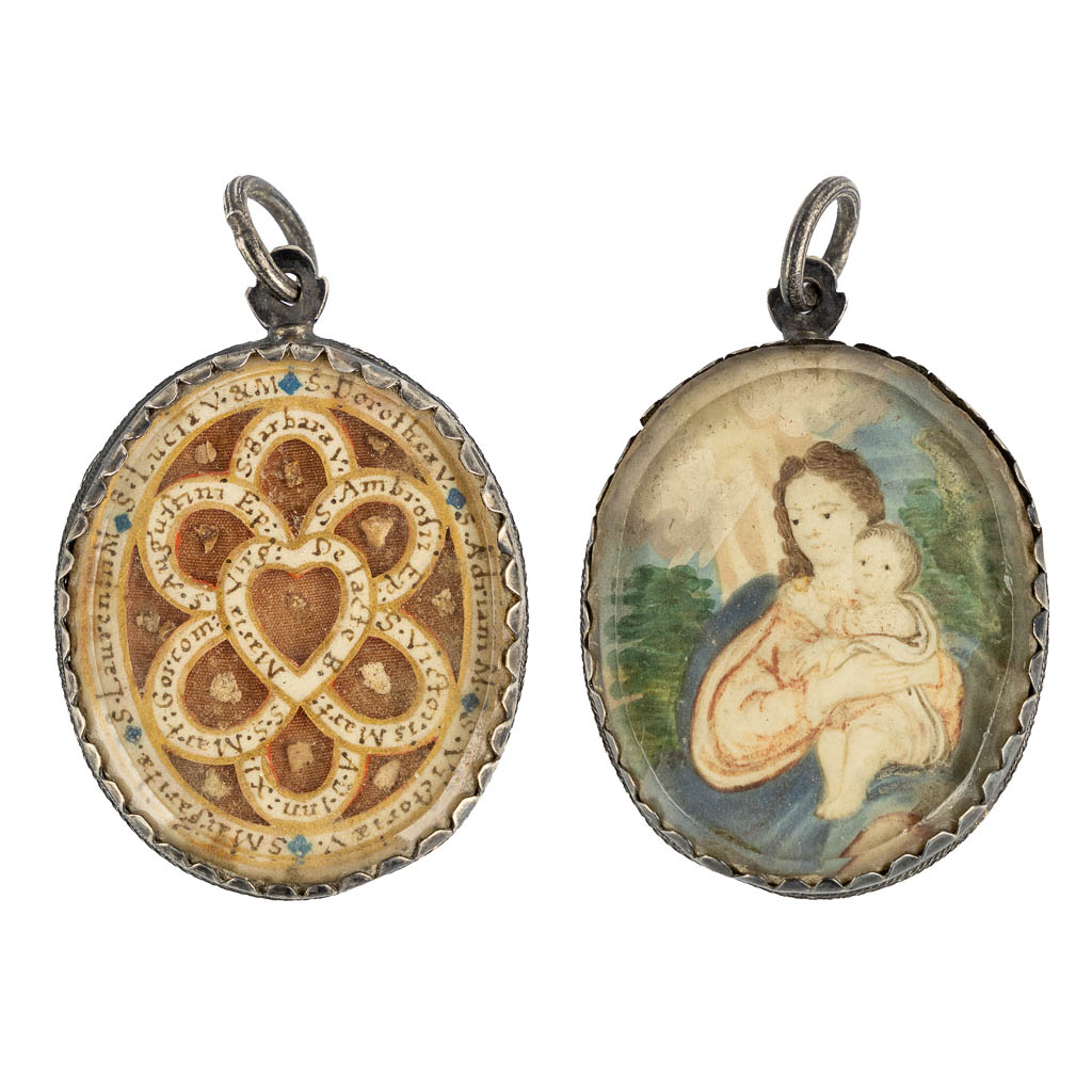 A reliquary pendant with 13 relics, silver, 18th C. (W:4 x H:5,5 cm)