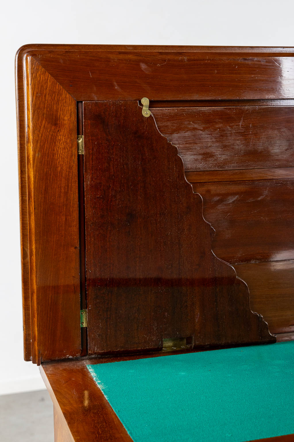 A sculptured mahogany console table with display cabinet, 19th C. (L:51 x W:135 x H:95 cm)