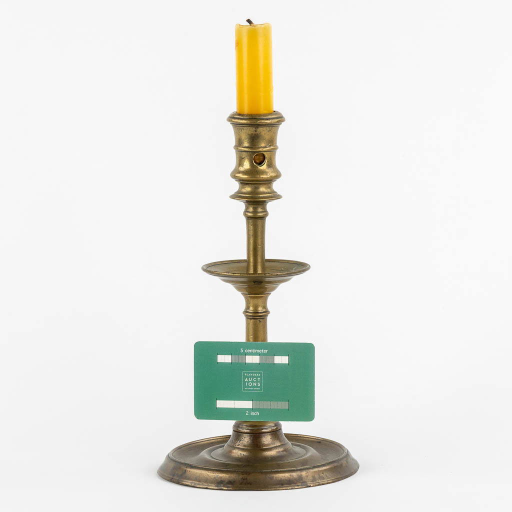 An antique bronze 'Henry 2' candlestick, France, 16th C. (H:25,5 x D:14,5 cm)