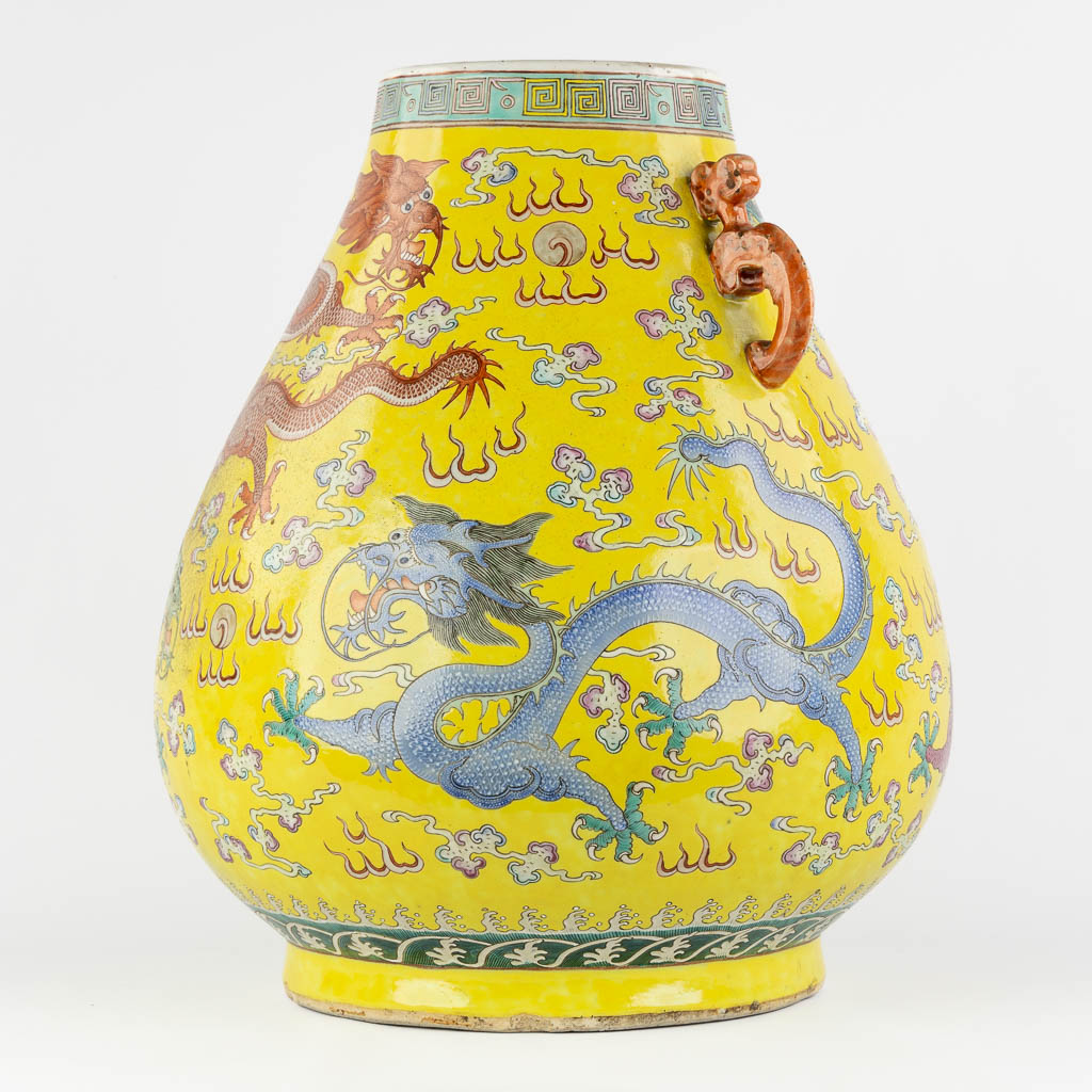 Een grote gele Chinese vaas met drakendecor, Kangxi merk. 19de eeuw. (H:47 x D:37 cm)