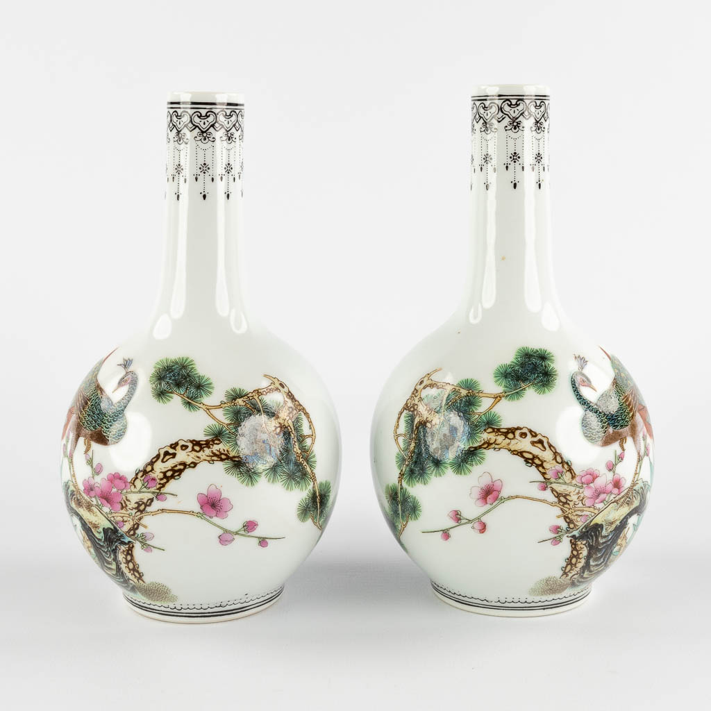 A pair of Chinese vases decorated with peacocks, 20th C. (H:19,5 x D:10,5 cm)